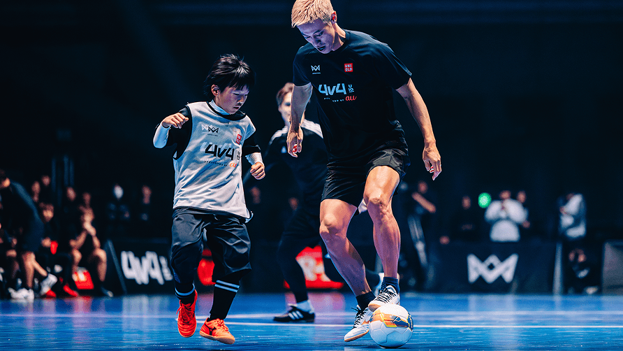 サッカー界の本田圭佑さんが立ち上げたU10/U12世代を対象とした「4v4」のメインパートナー(当時ゴールドパートナー)契約を締結 子どもたちの自主性や創造性の育成サポート、大会のライブ配信を実施
